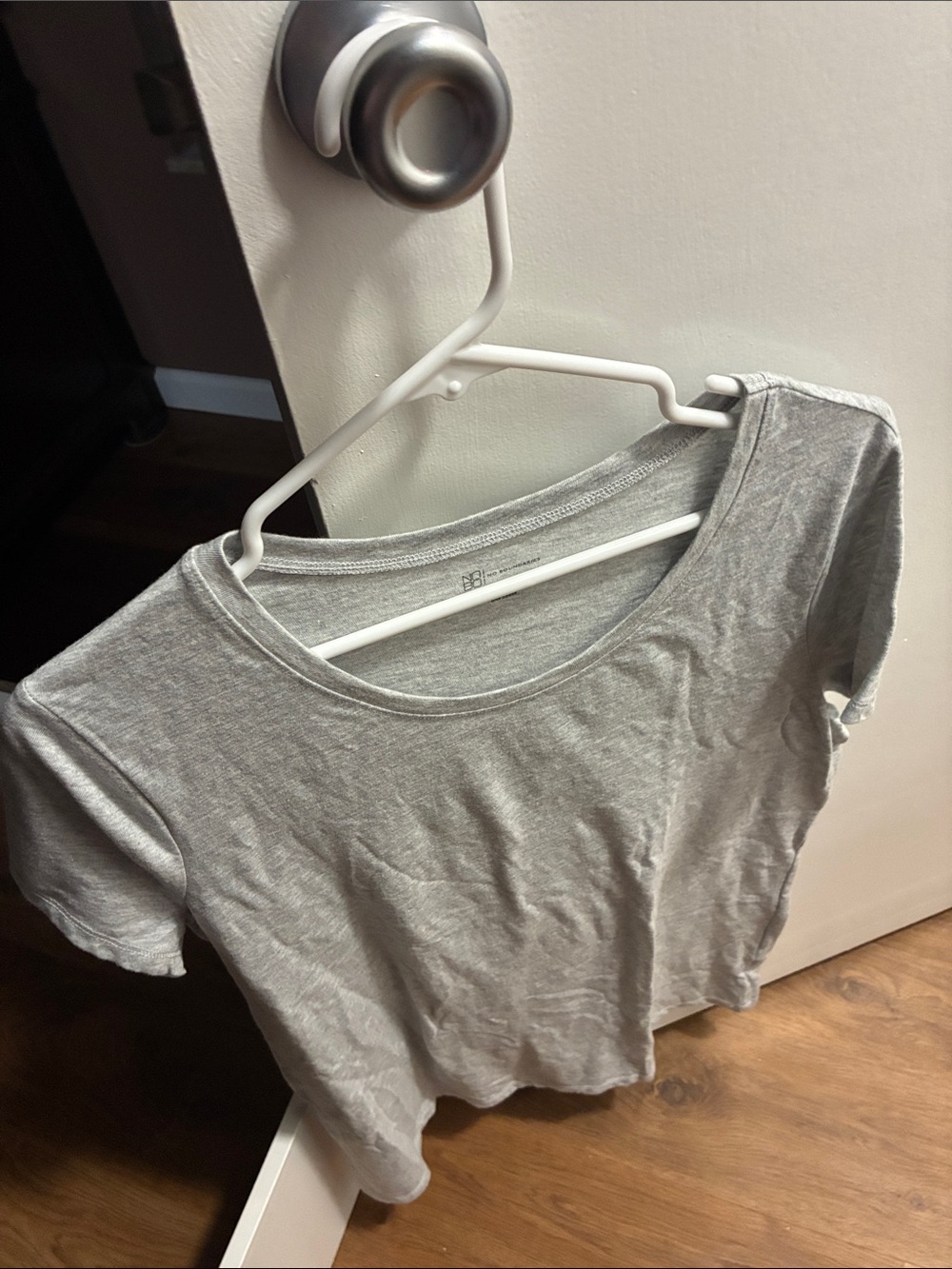 No Boundaries Light Gray Scoop Neck Short Sleeve Tee